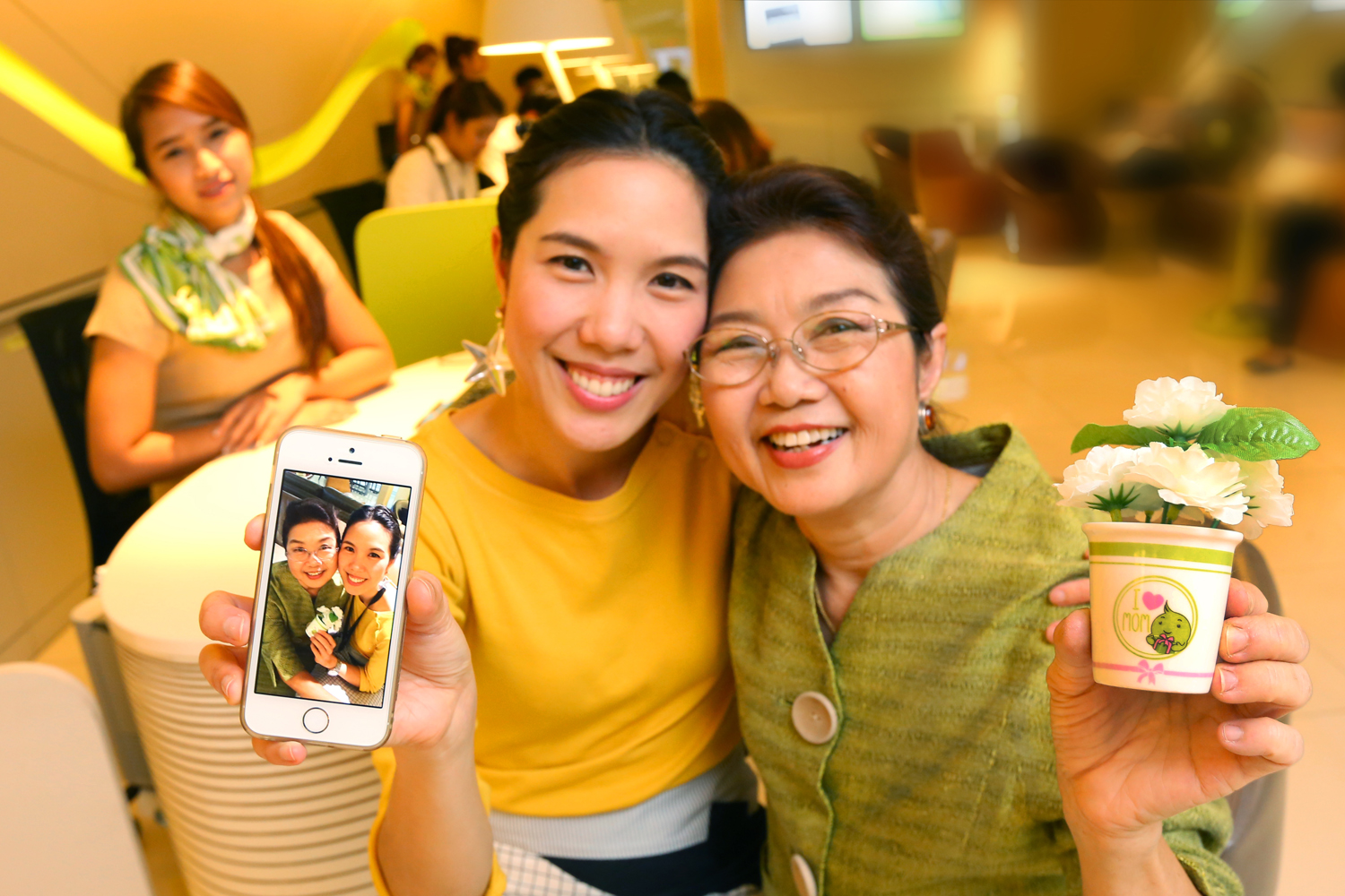 เอไอเอส ชวนสานรักวันแม่อบอุ่น สุขสันต์กับสิทธิพิเศษเพื่อแม่มากมาย