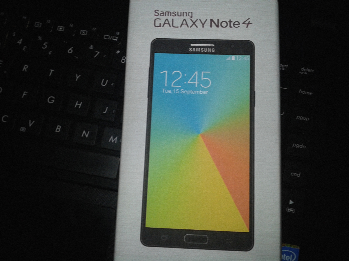 ไม่ได้นัด… เผยรูปกล่องและเครื่อง Galaxy Note 4 วัสดุโลหะชัดเต็มตา!!