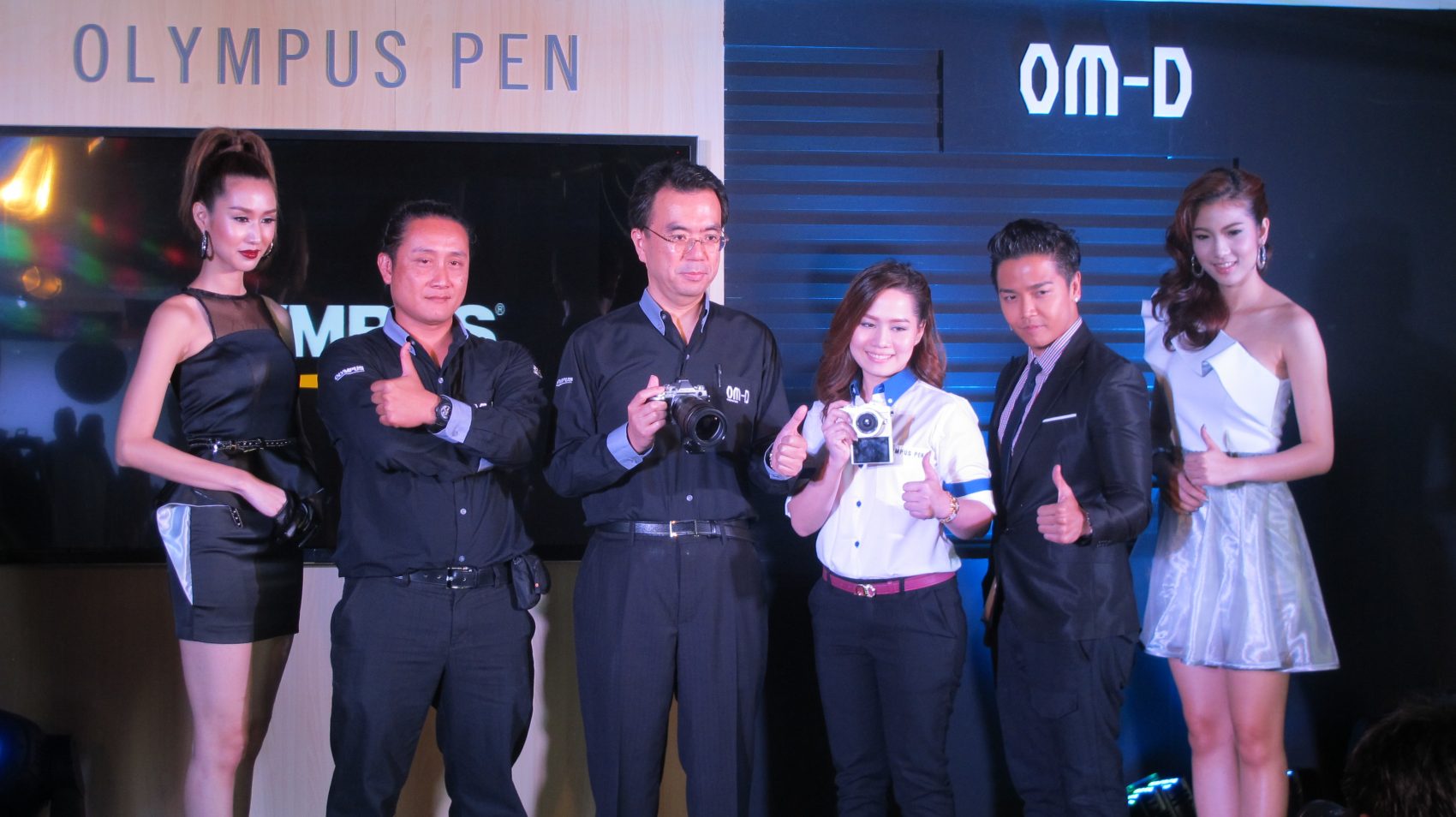 กลับมาอีกครั้งสําหรับ Flagship model รุ่น OM-D E-M1ที่เพิ่มคุณสมบัติใหม่ๆ ตอบสนองการใช้งานในการถ่ายภาพแบบมืออาชีพ