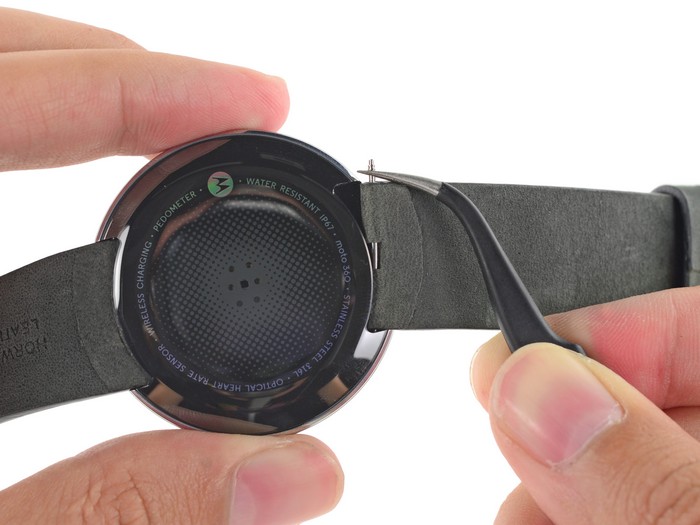 งานเข้า!!! เมื่อ iFixit พบว่าแบตเตอรี่ใน Moto 360 มีเพียง 300mAh แทนที่จะเป็น 320mAh