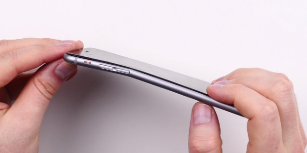 iPhone 6 Plus สามารถลองไปงอเล่นกันเองได้ง่ายๆ ครับ ถ้ารู้จุด