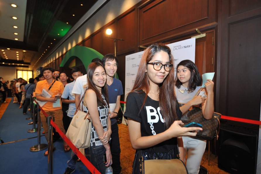 ซัมซุง กาแลคซี่ โน้ต 4 แรงไม่หยุด ฉุดไม่อยู่ คนต่อแถวรอข้ามวันข้ามคืน ที่งาน Mobile Expo 2014 Showcase