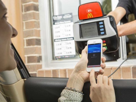ง่ายๆ แค่แตะ สาธิตตัวอย่างการใช้งาน Apple Pay ที่ร้านฟาสต์ฟูดชื่อดัง