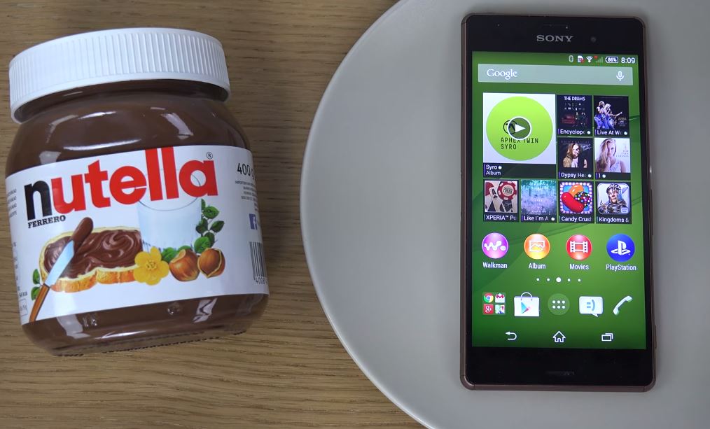 น้ำธรรมดาไป Xperia Z3 ทดสอบแช่ในน้ำอัดลมและราดหน้าด้วยช็อคโกแลต
