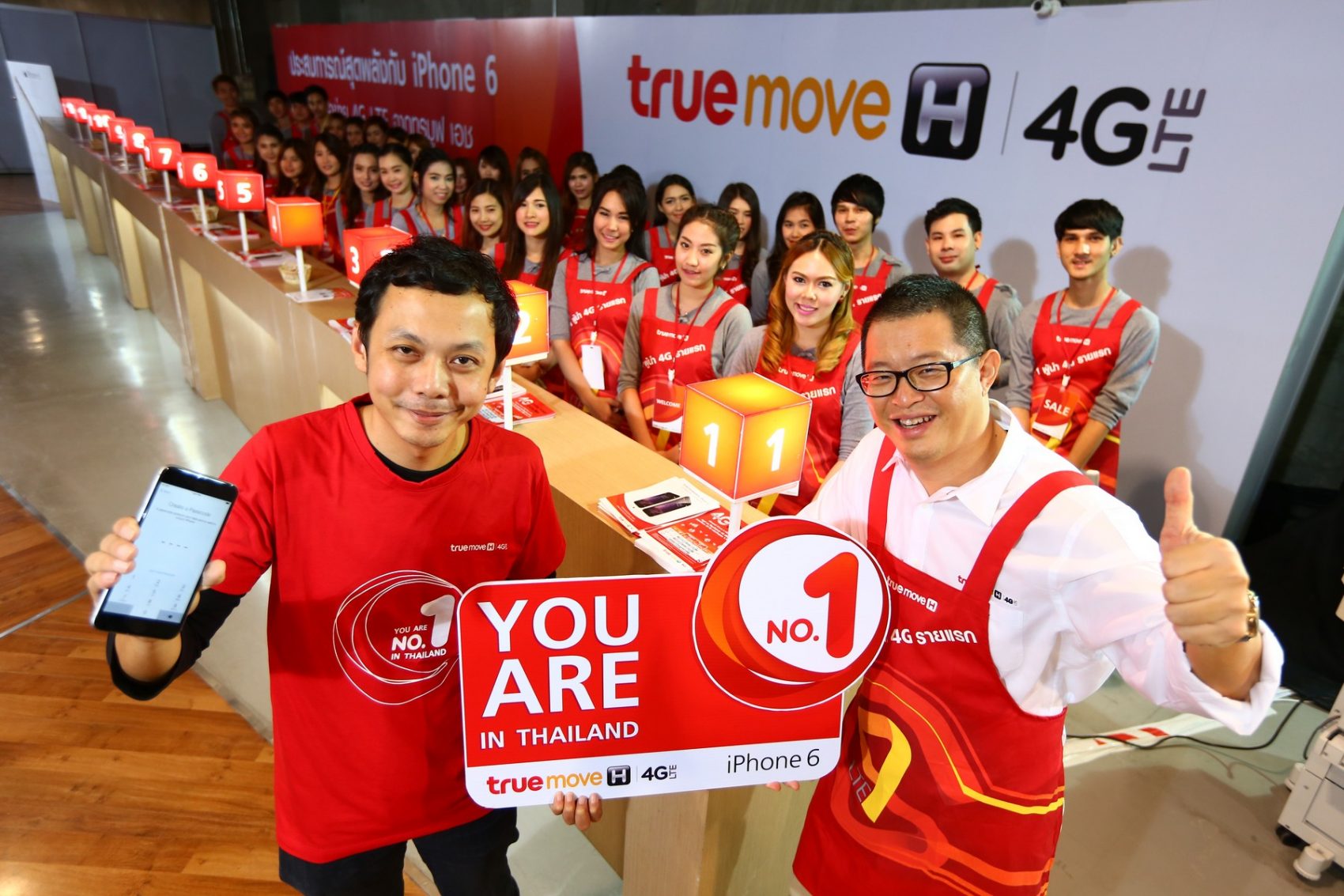 ลูกค้า iPhone เป็นปลื้ม ทรูมูฟ เอช จัดงานส่งมอบเครื่อง ให้ได้เป็นเจ้าของ iPhone 6 และ iPhone 6 Plus ก่อนใคร
