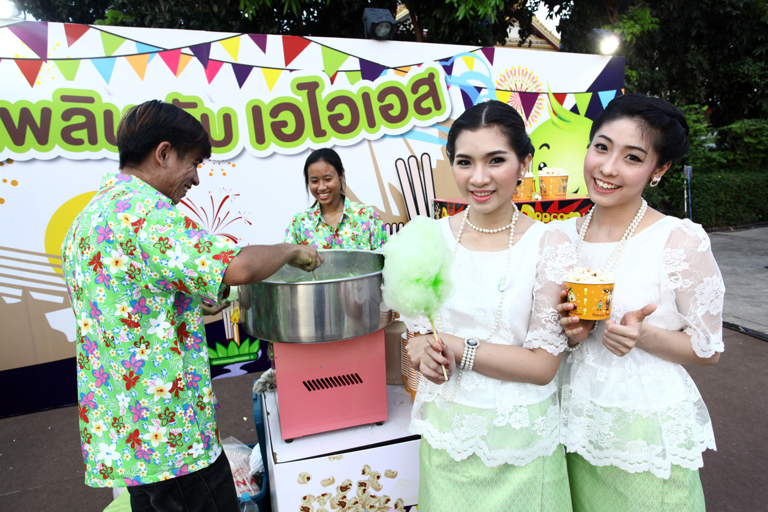 เอไอเอส ให้ลูกค้าร่วมสนุกรับวันลอยกระทง ในงาน “River Festival 2014 สายน้ำแห่งวัฒนธรรม”