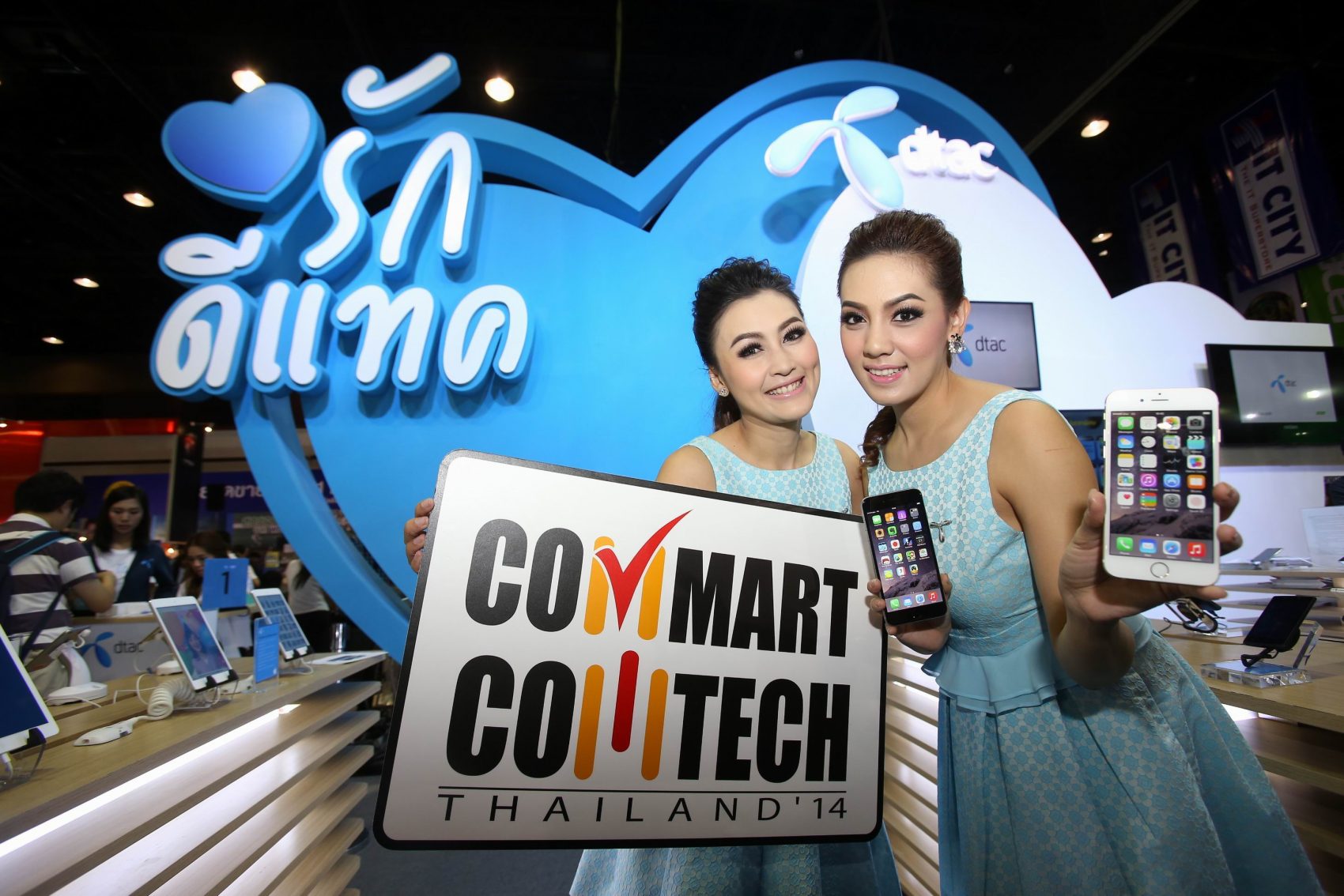 ดีแทคจัดเต็ม ขนสมาร์ทโฟนราคาพิเศษ ลุยงาน Commart Comtech 2014 พร้อมมอบส่วนลดค่าบริการ 50%