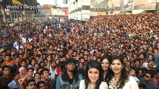 สถิติภาพ selfie ที่มีคนเยอะมากที่สุดในโลก ที่มากถึง 1,151 คน ด้วย Lumia 730