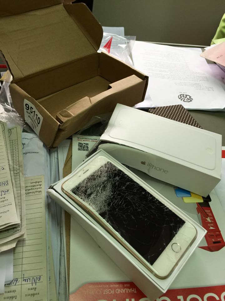 หน้าจอนี้ยุ่ยเลยครับ… สั่ง iPhone 6 Plus จาก Apple Store ส่งโดยไปรษณีย์ไทย หน้าจอแตกละเอียดเลยทีเดียว