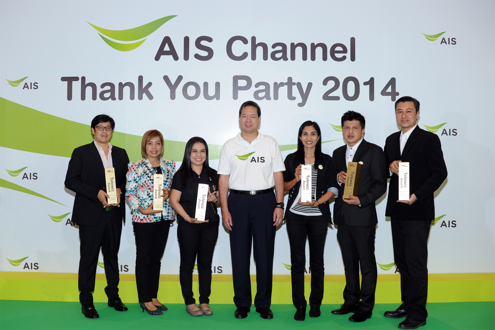 เอไอเอส มอบรางวัลให้ผู้รับสิทธิเทเลวิซและตัวแทนจำหน่าย ในงานเลี้ยงขอบคุณประจำปี 2557