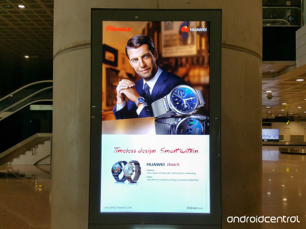 ไม่มีกั๊ก ป้ายโฆษณาที่สนามบินบาร์เซโลน่าโชว์หรา Android Wear จาก Huawei