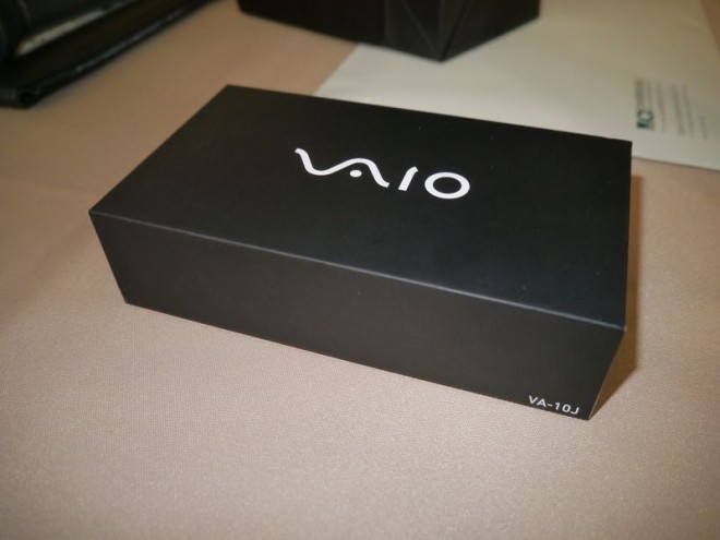 แรงบันดาลใจ เผยหน้าตาบรรจุภัณฑ์โทรศัพท์ VAIO เรียบหรูอย่างเป็นทางการ