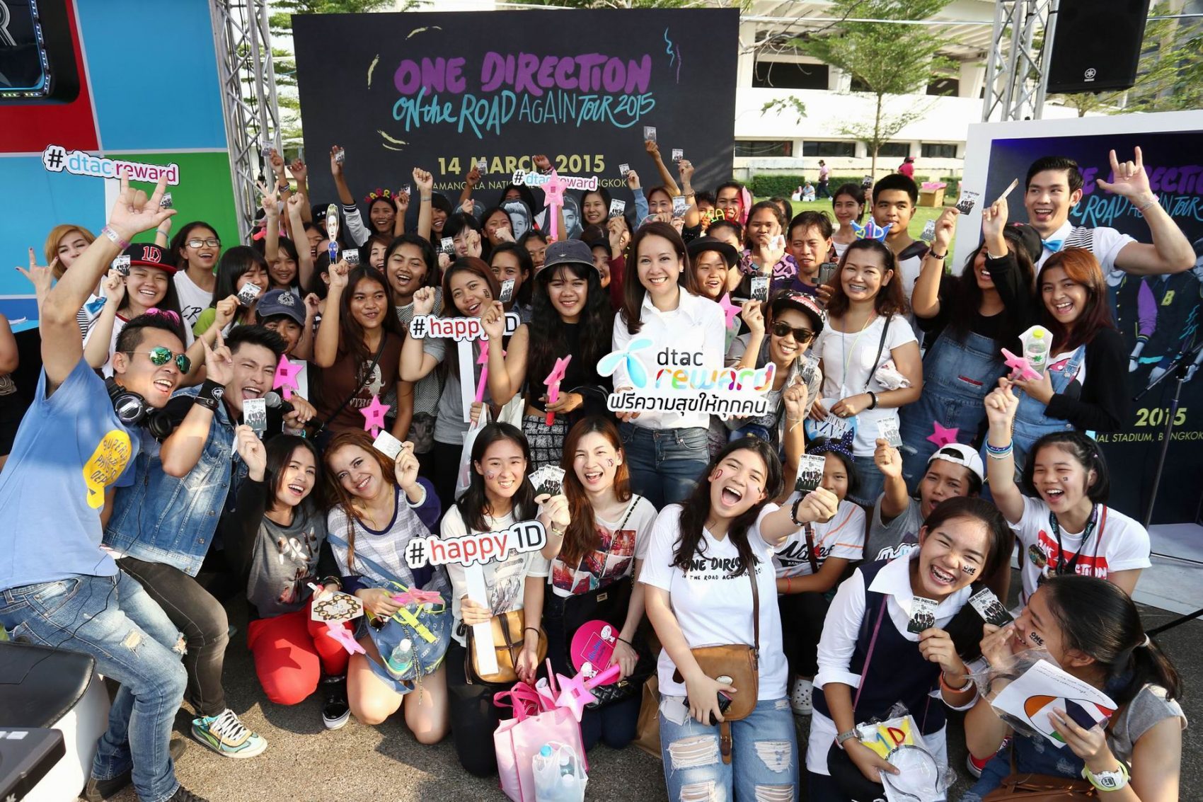 ลูกค้าผู้โชคดีจากดีแทครีวอร์ดฟินสุดๆชมคอนเสิร์ต “One Direction On The Road Again Tour 2015”
