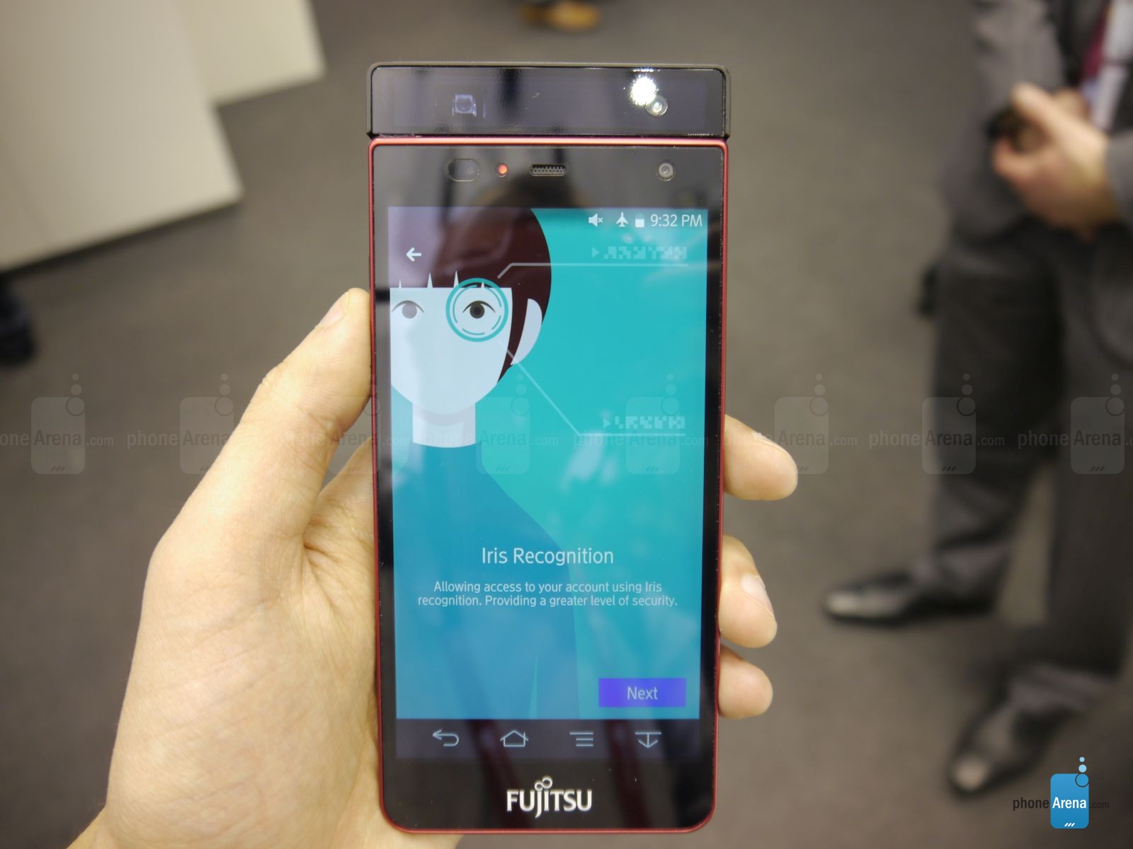 พร้อมวีดีโอ Fujitsu สาธิตโทรศัพท์ระบบสแกนม่านตาที่งาน Mobile Congress 2015