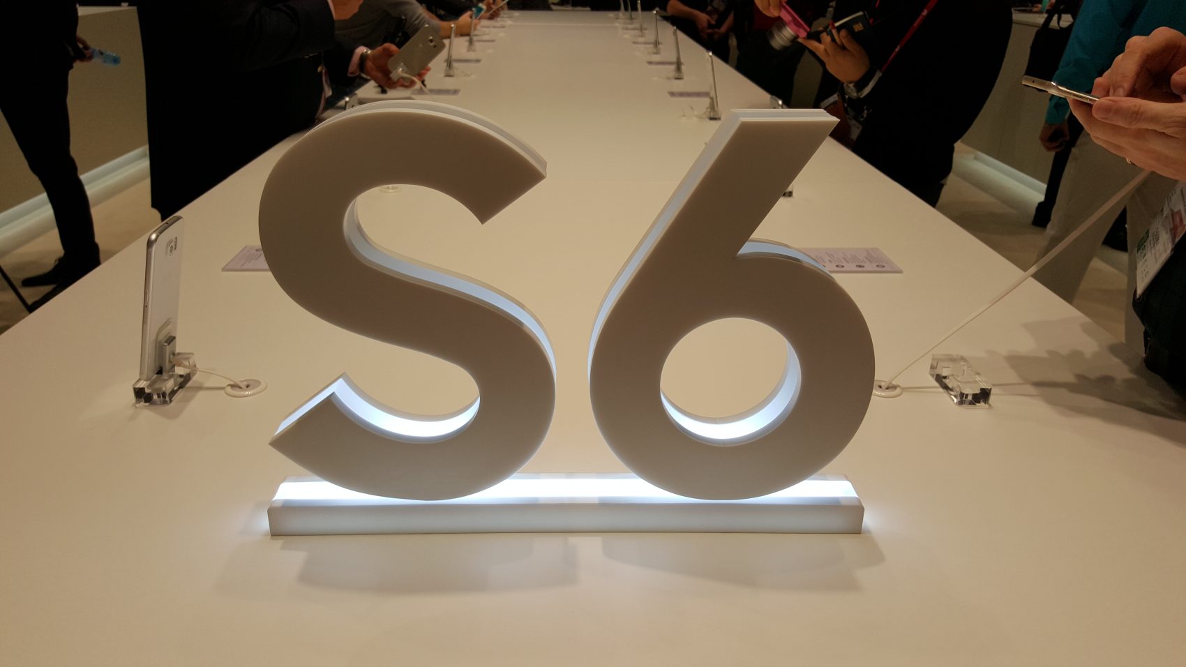 รายงานจีนแฉยับ Samsung จ้างแฟนเฉพาะกิจเข้าร่วมงานเปิดตัว Galaxy S6