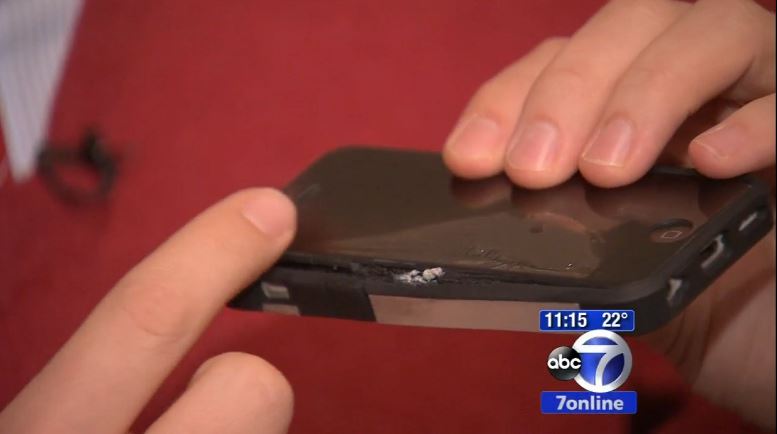 กระทาชายชาวเมกันโชคร้ายรับวาเลนไทน์ iPhone 5c แบตเตอรี่บึ้มใส่ขา