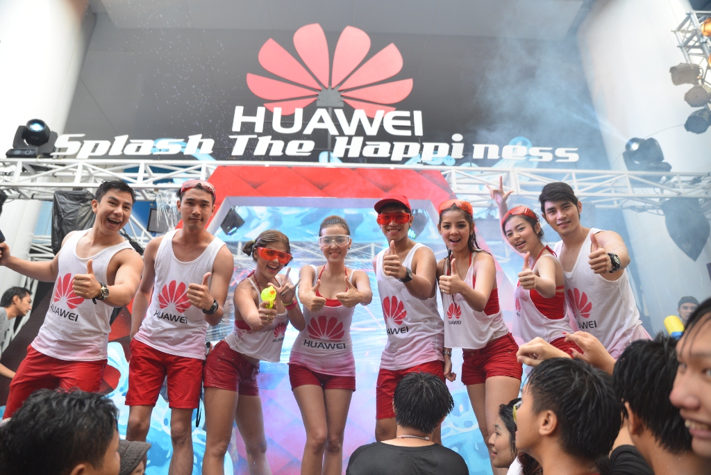 หัวเว่ยจัดกิจกรรม Huawei Splash the Happiness 2015 สาดความสนุกแบบจัดเต็มบนถนนสีลม
