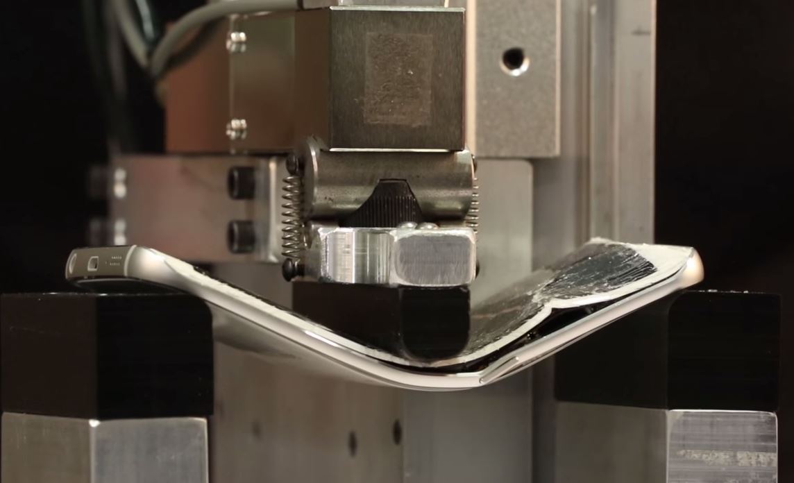 รื้อคดี #Bendgate เอา iPhone 6 Plus, Galaxy S6 Edge, One M9 วัดอึดรับแรงกด