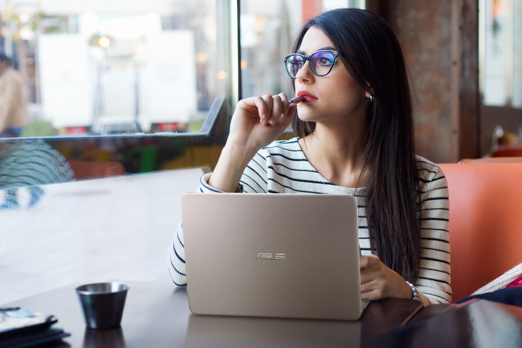 ZenBook โน้ตบุ๊คหรูบางเบา เปิดตัวสีใหม่เอาใจผู้หญิงยุคดิจิตอล ในงาน Computex 2015