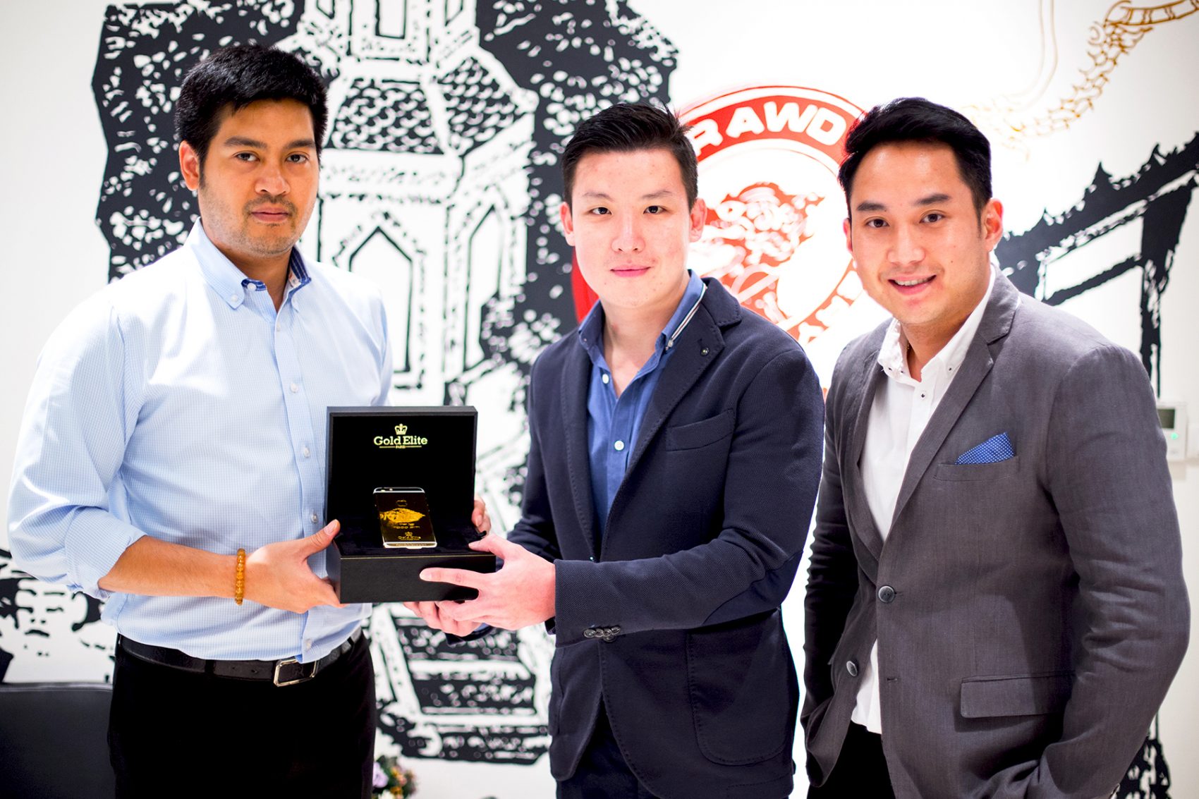 Gold Elite สุดปลื้ม ต๊อด ปิติ ลูกค้าวีไอพีสลักโลโก้ทีมรถแข่งสุดรักบนโทรศัพท์