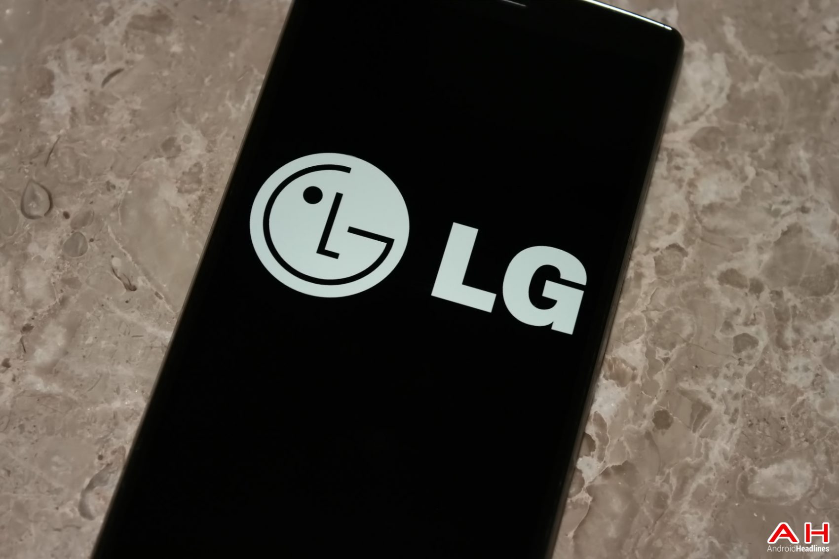 วงในซุบซิบ แหล่งข่าวเกาหลีเผยไต๋ LG รับจ้างผลิตจอพับได้ให้คู่ค้าซอฟท์แวร์ใหญ่