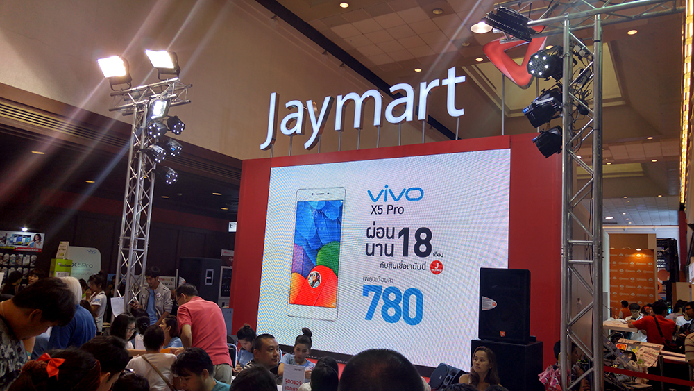 บูธ Jaymart ในงาน Mobile Expo ผ่อนมือถือง่ายๆ กับเจมันนี่ สลิปเงินเดือน 12,000 บาทขึ้นผ่อนได้เลย