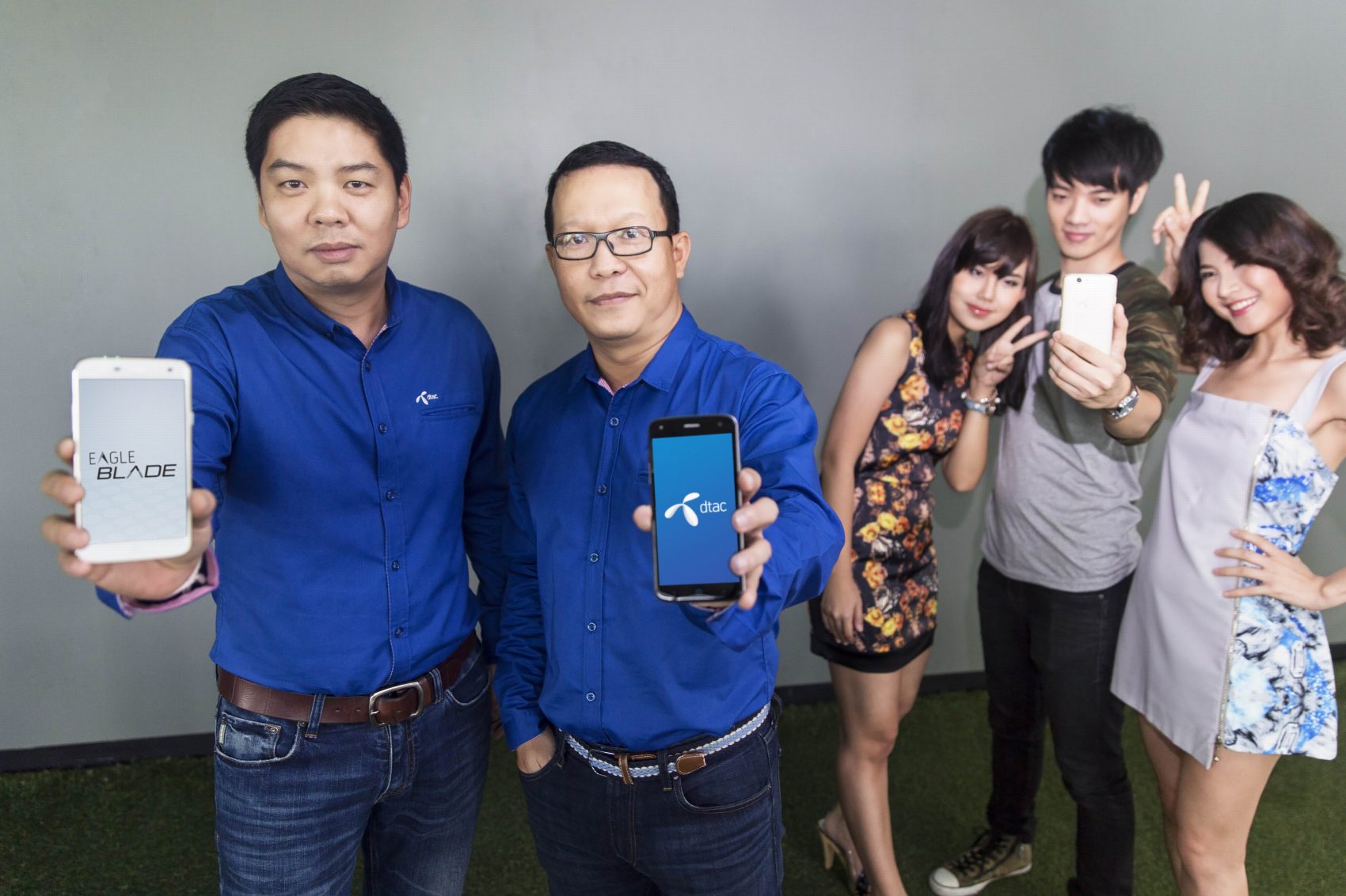 ดีแทคเปิดตัว “Eagle Blade” สมาร์ทโฟนสเปคสูงกว่า ราคาเบาๆ มาพร้อมฟีเจอร์ V Selfie และแฟลชกล้องหน้า