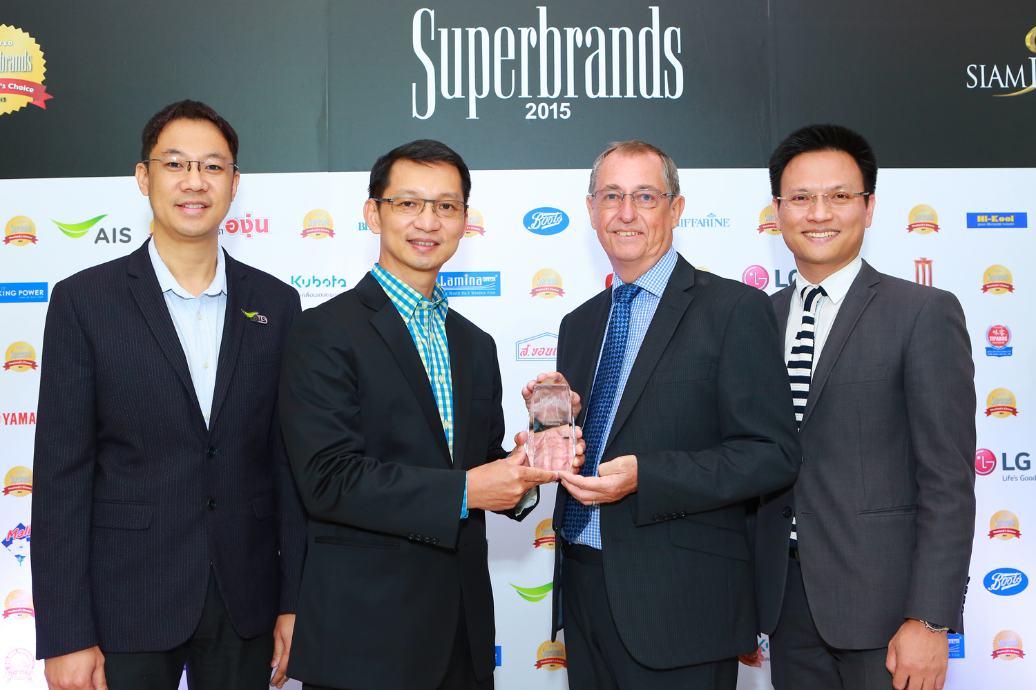 เอไอเอส รับรางวัล “ซุปเปอร์แบรนด์ 2015” ในฐานะแบรนด์ที่ผู้บริโภคเชื่อมั่น