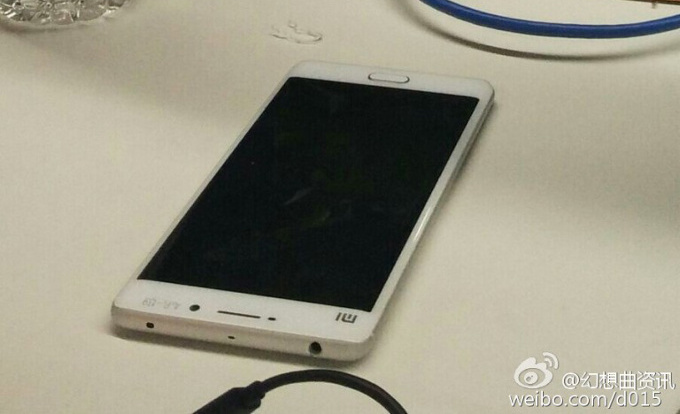 เครื่องต้นแบบ Xiaomi Mi 5 โมเดลสีขาวและสีดำ พร้อมใจกันหลุดบนโลกออนไลน์