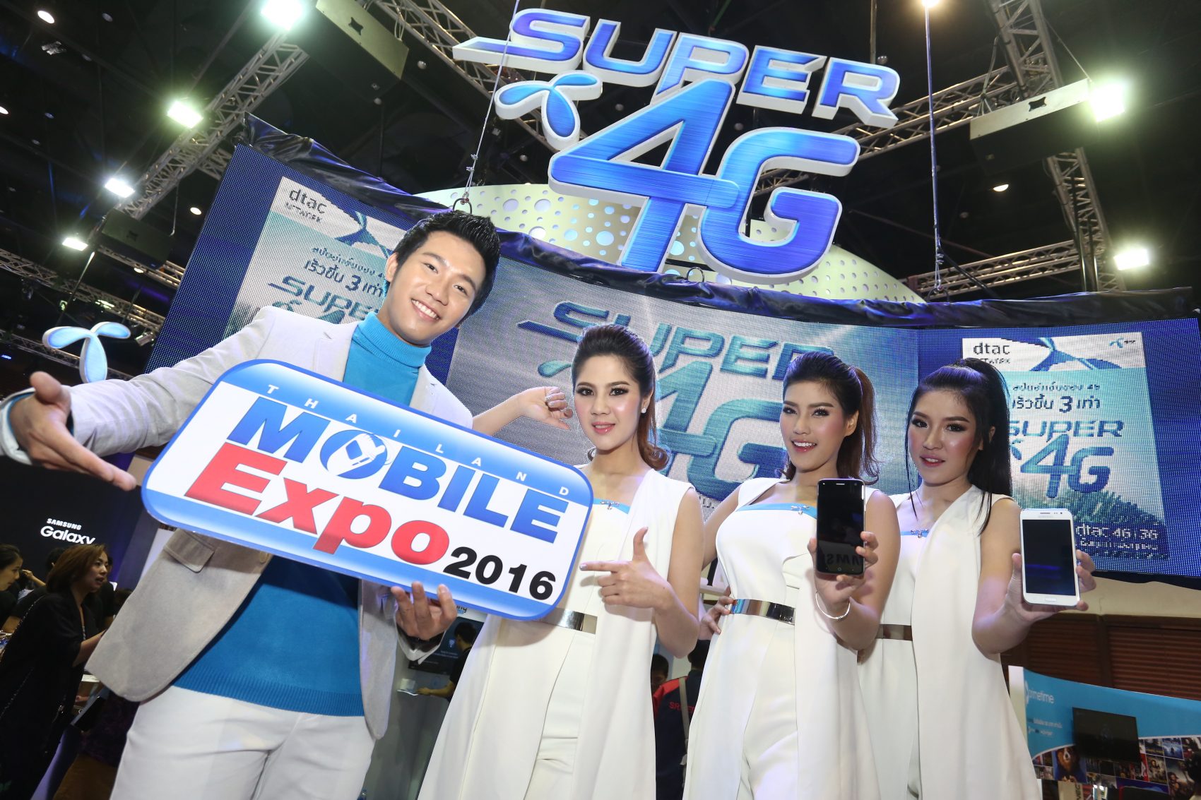 ดีแทคเอาใจคนรักสมาร์ทโฟน ลดสุด Super ในงาน TME2016 สมาร์ทโฟน 4G ฟรี! หรือ ซื้อ 1 แถม 1