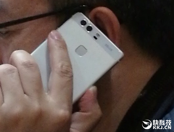 หรือจะเป็น P9!? สื่อแชะภาพประธาน Huawei ใช้สมาร์ทโฟนติดกล้องหลังคู่