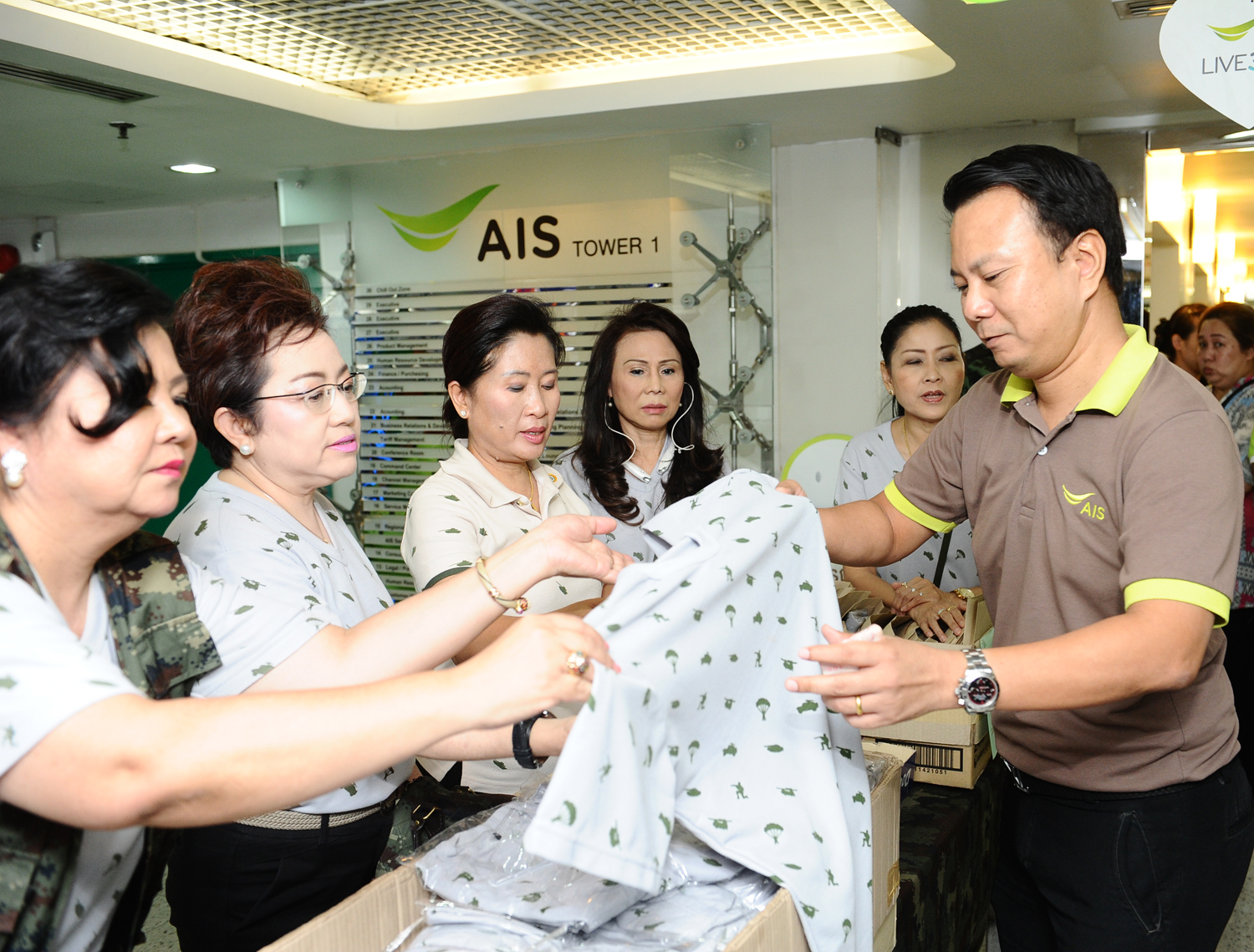 พนักงานเอไอเอสซื้อเสื้อยืด ส่งกำลังใจให้ทหารที่ปฏิบัติหน้าที่ตามแนวชายแดน