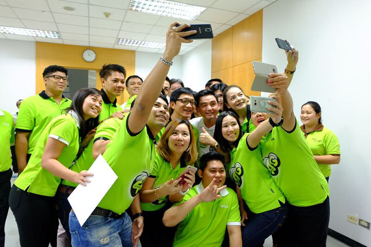 CEO AIS เดินสายติดปีก