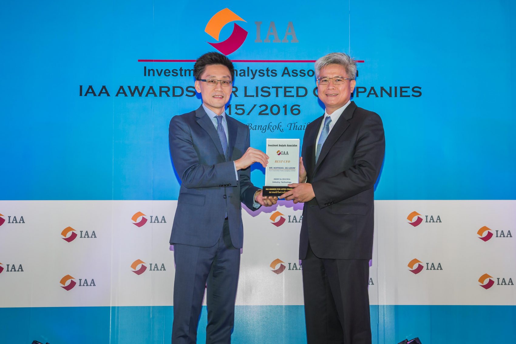ผู้บริหารทรู รับรางวัล IAA Awards for Listed Companies 2015/2016 ประเภท Best CFO กลุ่มอุตสาหกรรมเทคโนโลยี