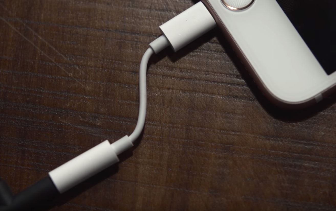 ใช่หรือยัง คลิปวีดีโอล่าเผยหน้าตาอแดปเตอร์แจ๊คหูฟัง 3.5mm สำหรับ iPhone 7