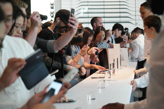 ฝ่ายบริหาร Samsung เปรยอาจหยุดผลิต Galaxy S รุ่นจอแบน