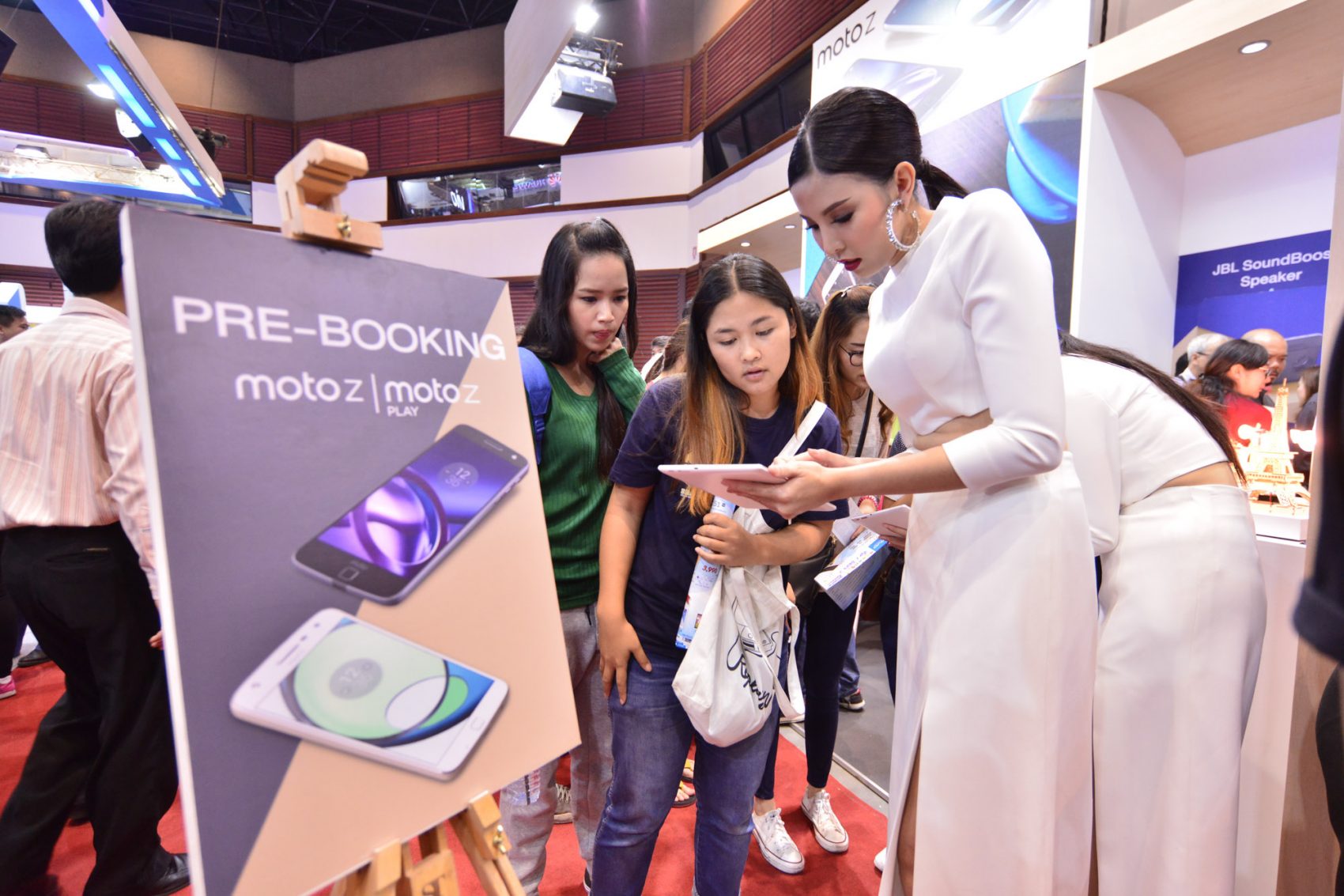 สาวกแห่จอง Moto Z กับ Moto Z Play พร้อมโปรโมชั่นพิเศษแถมฟรี Moto Mods JBL SoundBoost Speaker ทะลักบูธ!!