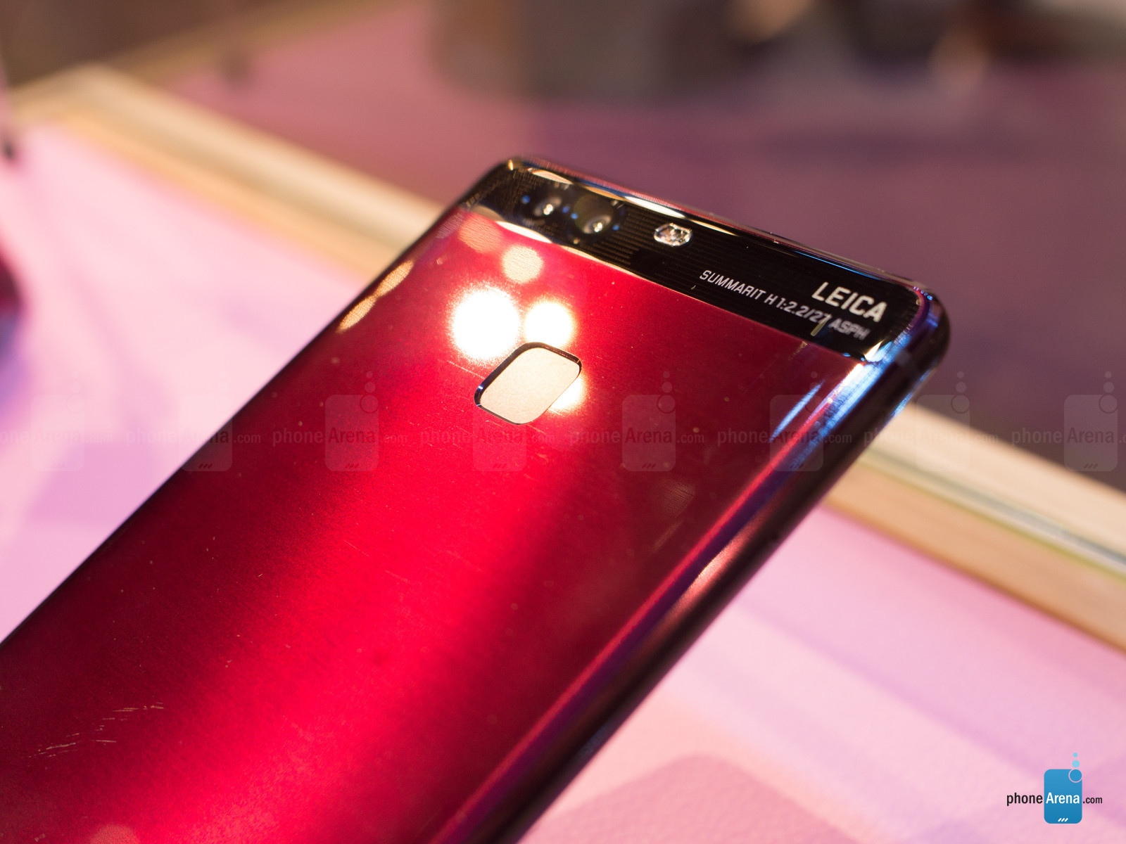 ชมความงามภาพเครื่องจริง Huawei P9 ในเฉดสีน้ำเงินและแดง สดใสร้อนแรง