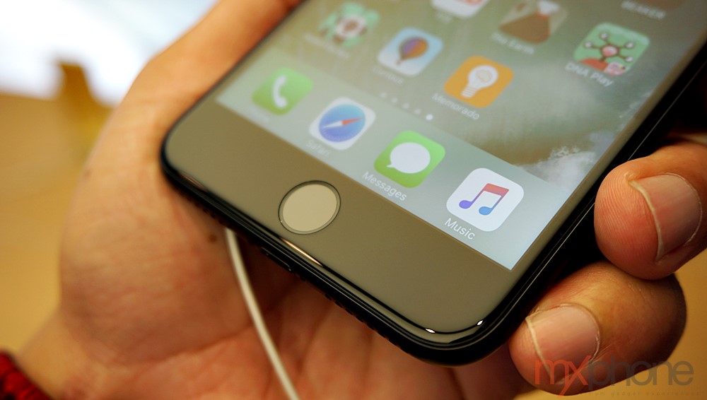 ปุ่มโฮมลาก่อน Apple ยกเครื่องดีไซน์ใหม่ iPhone 8 ใช้แถบจอสัมผัส Touch Bar