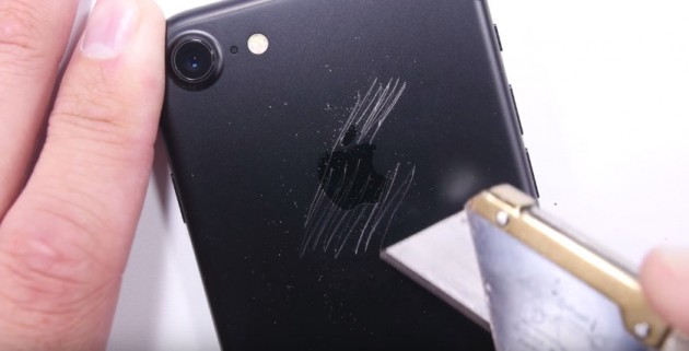 สายฮาร์ดคอร์เชิญทางนี้! บททดสอบ “iPhone 7” จะรอดไหมถ้าโดน ขูดขีด บิด เผา