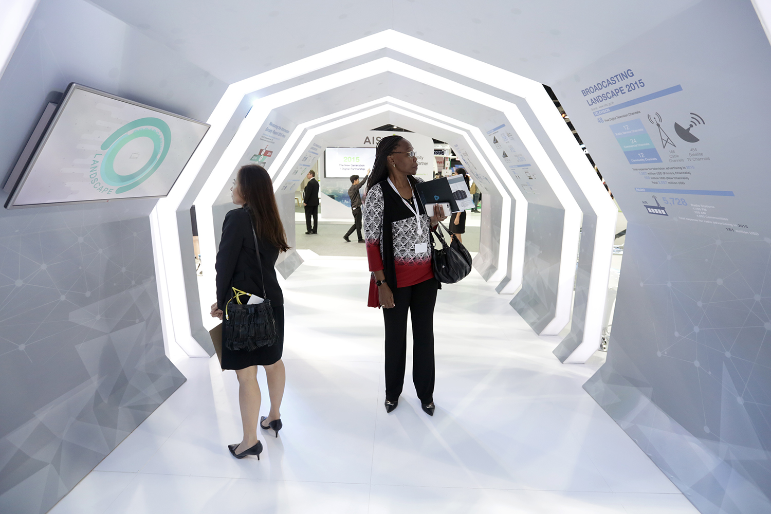 พาทัวร์งาน “ITU Telecom World 2016” ชมนวัตกรรมยกระดับชีวิตจากสามโอเปอเรเตอร์ไทย