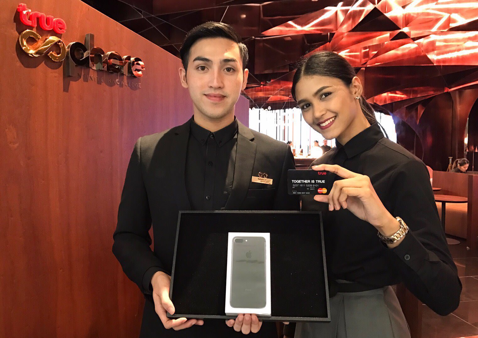 ทรูสเฟียร์ จัดโปรขานรับ “ช้อป ช่วย ชาติ” ซื้อ iPhone 7หรือ iPhone 7 Plus ลด 8,000 บาท รับ True BlackCard ทันที