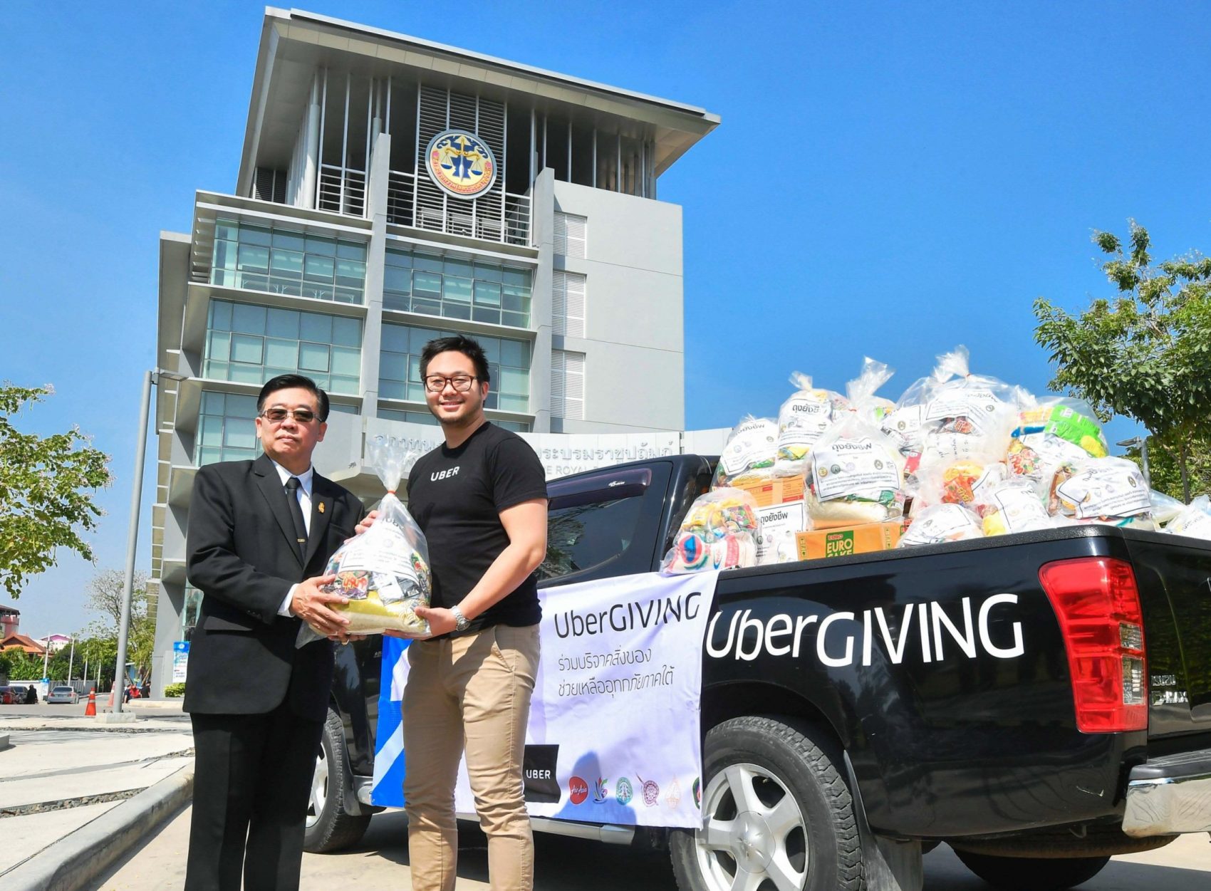 Uber ประเทศไทยร่วมกับสภาทนายความ และไทยแอร์เอเชีย ส่งมอบสิ่งของช่วยเหลือพี่น้องผู้ประสบอุทกภัยภาคใต้