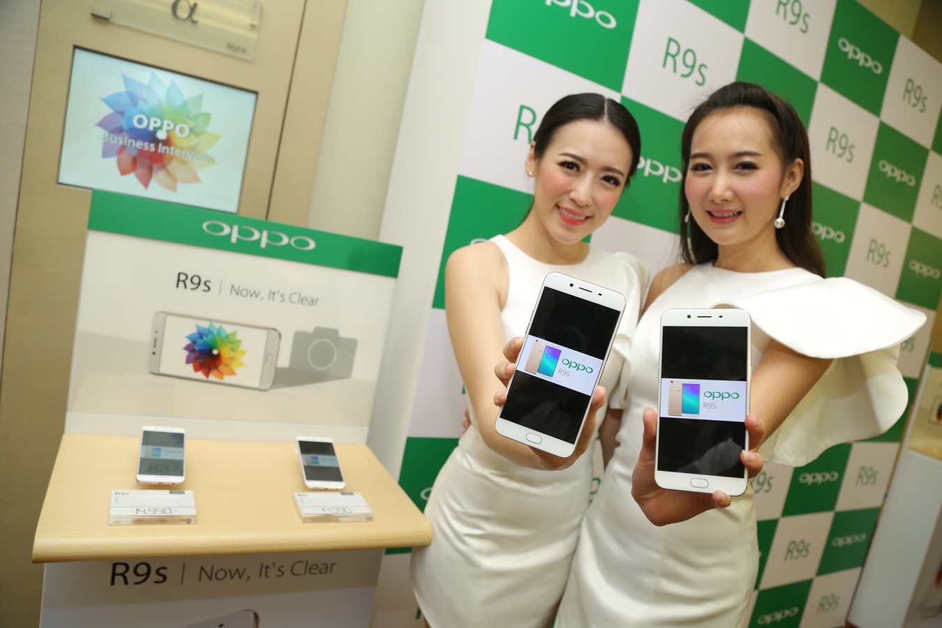 ให้ทุกความทรงจำชัดเจนขึ้นกว่าที่เคย ด้วย OPPO R9s กับเซนเซอร์อัจฉริยะจากโซนี่ และดีไซน์ที่ใครๆก็ต้องเหลียวมอง