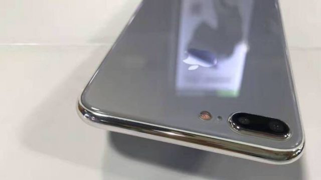 เผยภาพเครื่องดัมมี่ iPhone 7s Plus ด้านหลังเครื่องเป็นกระจก รองรับชาร์จไร้สาย