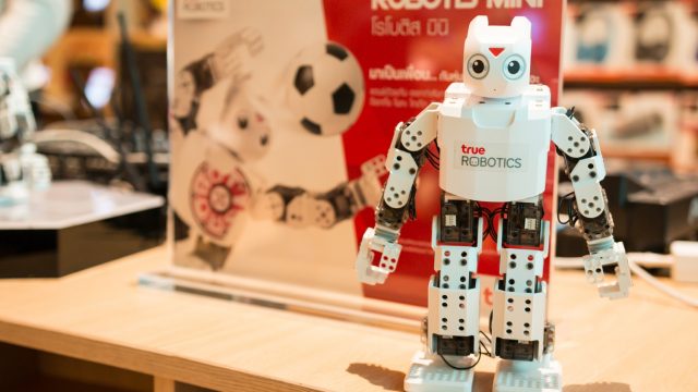 กลุ่มทรู เติมเต็มไลฟ์สไตล์คนรุ่นใหม่ด้วยอุปกรณ์ IoT เปิดตัวหุ่นยนต์ฮิวแมนนอยด์ขนาดเล็ก “ROBOTIS MINI”