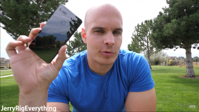 เปิดคลิปดร็อปเทส Essential Phone สมาร์ทโฟนไร้กรอบ จะทนแค่ไหนเชิญชม