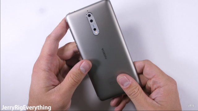 จะรอดหรือไม่!? พิสูจน์ความถึก Nokia 8 ด้วยบททดสอบ ขูด เผา และบิดงอ