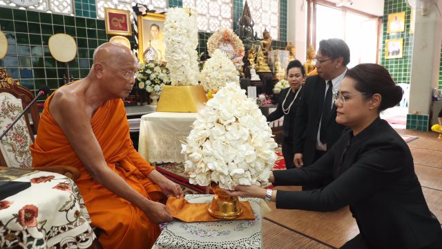 dtac ร่วมประดิษฐ์ดอกไม้จันทน์นำถวายวัดพระรามเก้ากาญจนาภิเษก เพื่อน้อมถวายในพระราชพิธีถวายพระเพลิงพระบรมศพฯ