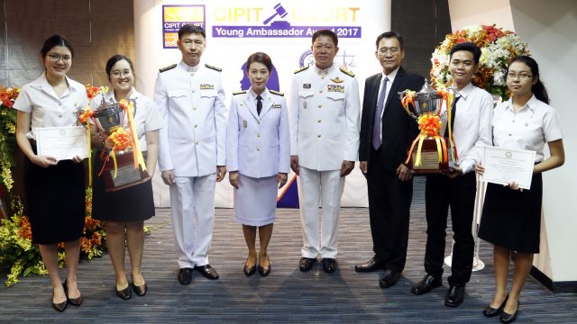 2 ทีมชนะเลิศ โครงการทูตเยาวชนศาลทรัพย์สินทางปัญญาและการค้าระหว่างประเทศกลางฯ